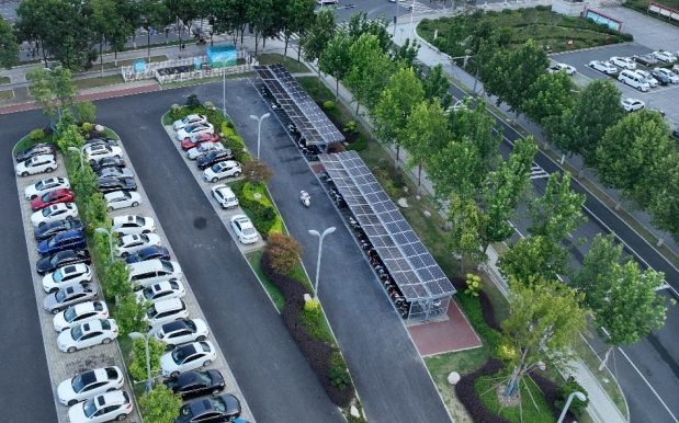 信陽市政府東西停車場(chǎng)車棚光伏發(fā)電成功并網(wǎng)